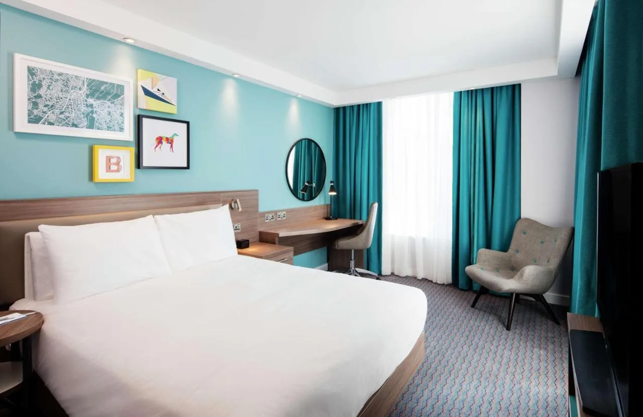 Corner Queen Room