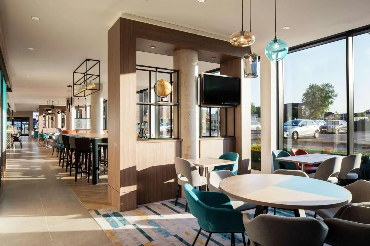 Restaurant area with tables, chairs and a TV